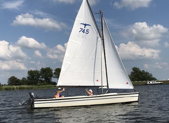 Cozy dining area in Bungalow Sneekermeer, Goingarijp. Vacation home with modern furnishings and garden views near Frisian lakes.