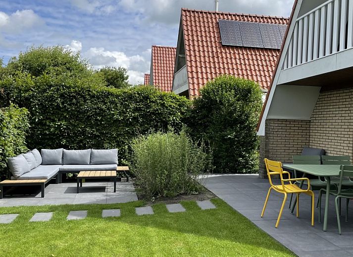 Cozy dining area in Bungalow Sneekermeer, Goingarijp. Vacation home with modern furnishings and garden views near Frisian lakes.