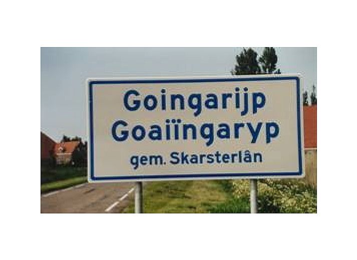 Cozy dining area in Bungalow Sneekermeer, Goingarijp. Vacation home with modern furnishings and garden views near Frisian lakes.