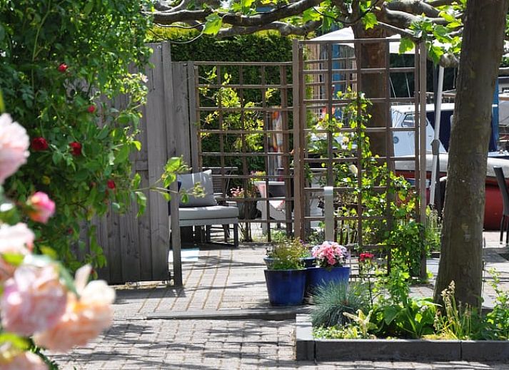 Elegante bloemenvaas in Vakantiehuisje in Uitwellingerga, perfect voor een sfeervolle eetkamer bij de Friese meren.