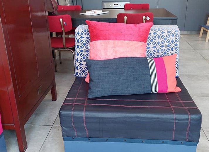 Elegante bloemenvaas in Vakantiehuisje in Uitwellingerga, perfect voor een sfeervolle eetkamer bij de Friese meren.