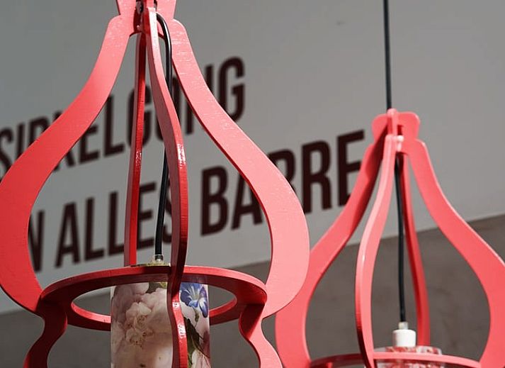 Elegante bloemenvaas in Vakantiehuisje in Uitwellingerga, perfect voor een sfeervolle eetkamer bij de Friese meren.