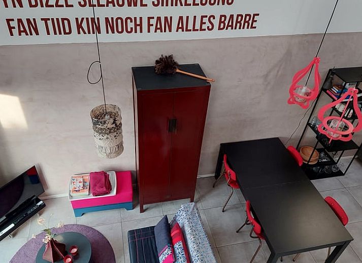 Elegante bloemenvaas in Vakantiehuisje in Uitwellingerga, perfect voor een sfeervolle eetkamer bij de Friese meren.