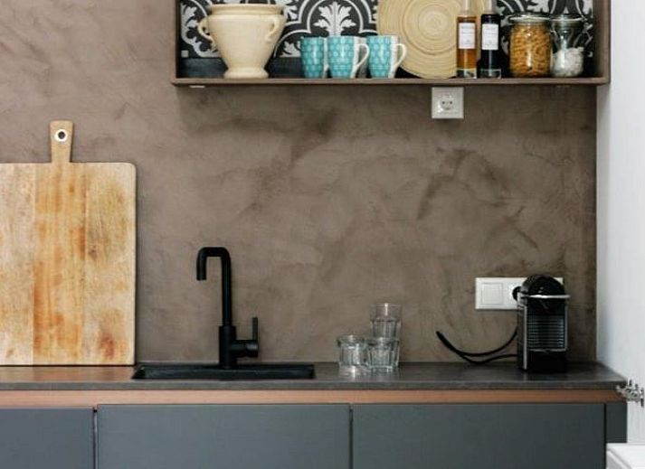 Elegante bloemenvaas in Vakantiehuisje in Uitwellingerga, perfect voor een sfeervolle eetkamer bij de Friese meren.