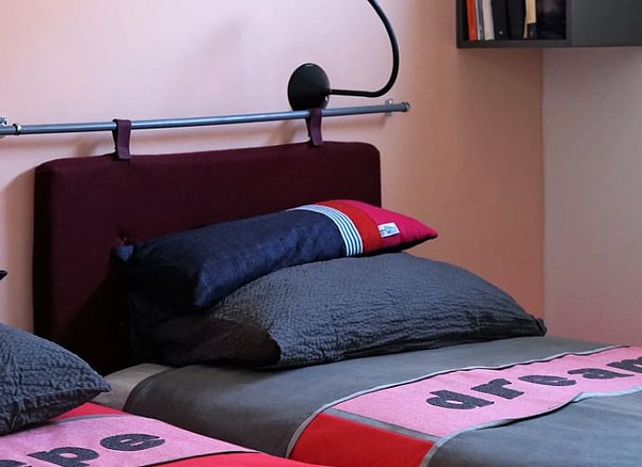 Stijlvolle binnenruimte van Vakantiehuisje in Uitwellingerga, met moderne keuken en comfortabele zithoek.