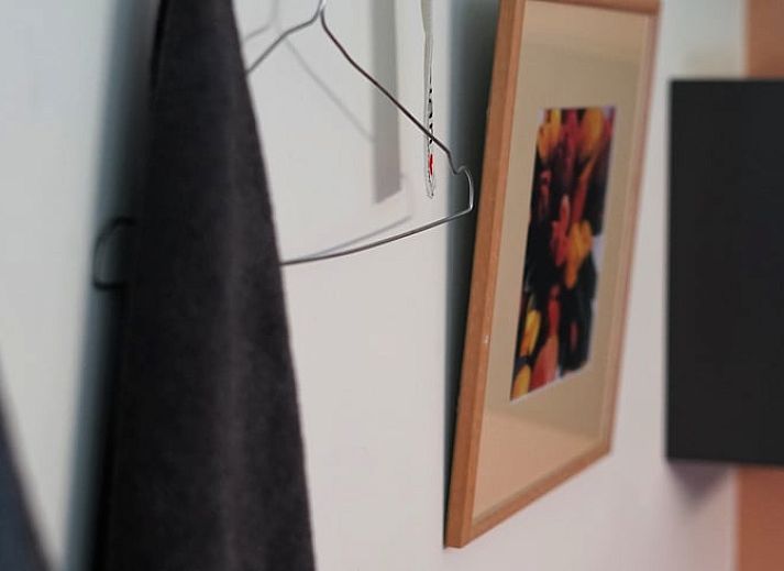 Stijlvolle binnenruimte van Vakantiehuisje in Uitwellingerga, met moderne keuken en comfortabele zithoek.