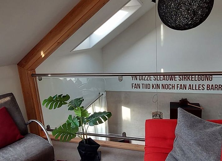 Stijlvolle binnenruimte van Vakantiehuisje in Uitwellingerga, met moderne keuken en comfortabele zithoek.