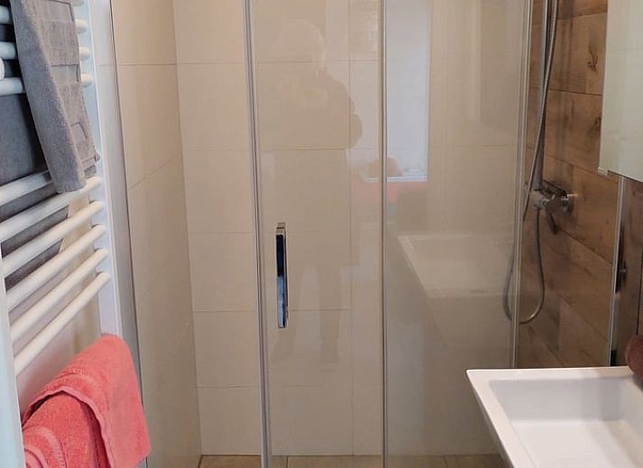 Zonnig terras bij Vakantiehuisje in Uitwellingerga, ideaal voor ontspanning bij het Sneekermeer.