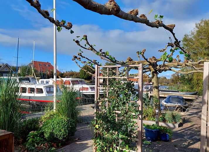 Zonnig terras bij Vakantiehuisje in Uitwellingerga, ideaal voor ontspanning bij het Sneekermeer.