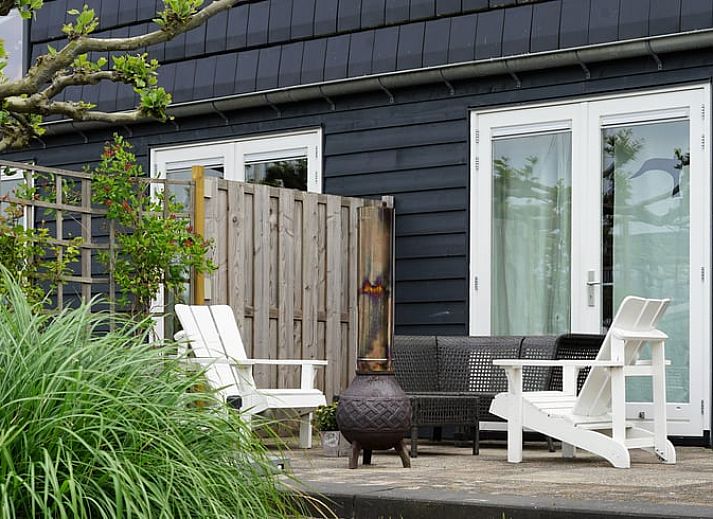 Zonnig terras bij Vakantiehuisje in Uitwellingerga, ideaal voor ontspanning bij het Sneekermeer.