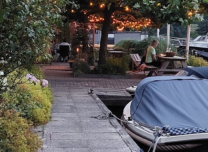 Zonnig terras bij Vakantiehuisje in Uitwellingerga, ideaal voor ontspanning bij het Sneekermeer.