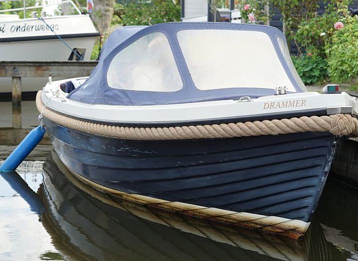 Zonnig terras bij Vakantiehuisje in Uitwellingerga, ideaal voor ontspanning bij het Sneekermeer.