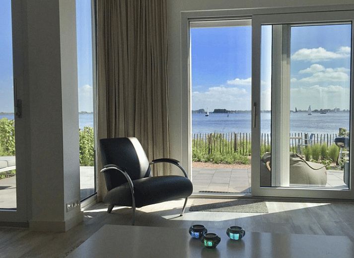 Geniessen Sie den Blick auf das Sneekermeer vom Ferienhaus in Offingawier, umgeben von ueppiger Natur.