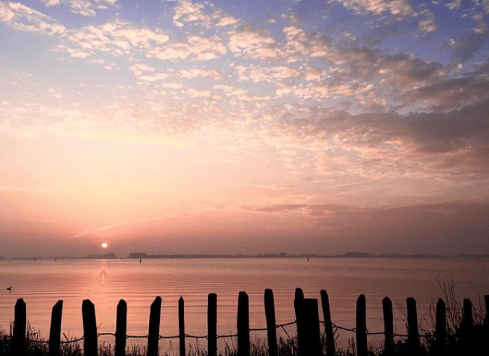 Spektakulaere Aussicht auf die Segelboote auf dem Sneekermeer vom Ferienhaus in Offingawier, ideal fuer Naturliebhaber.