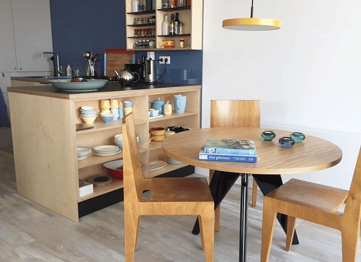 Aussenterrasse des Ferienhauses in Offingawier mit Blick auf das Sneekermeer, ideal zum Essen in der Natur.