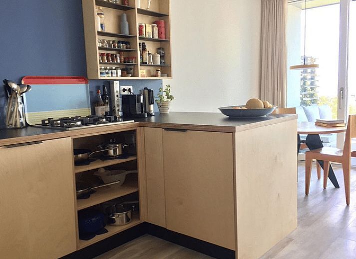 Erholsamer Blick von der Terrasse des Ferienhauses in Offingawier bei Sonnenuntergang ueber das Sneekermeer.