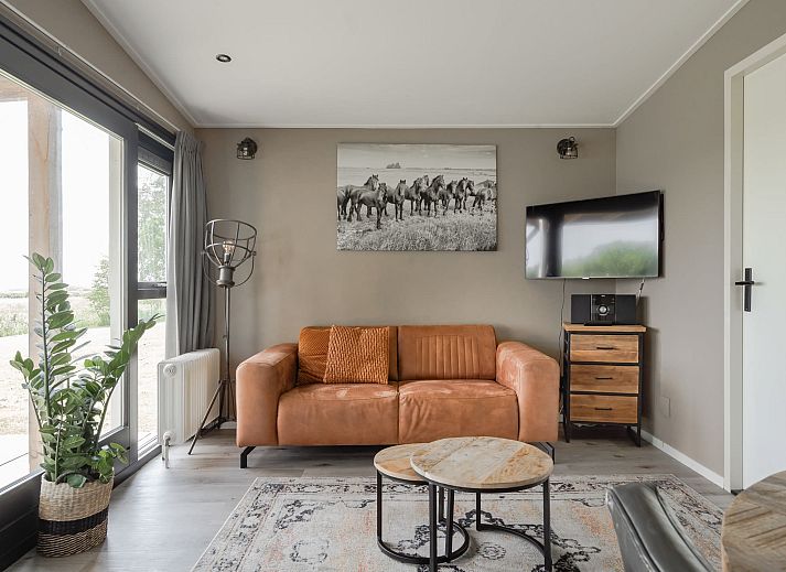 Bungalow de Optimist in Offingawier biedt een charmant terras met houten overkapping en uitzicht op de Friese meren.