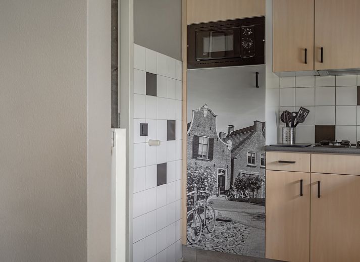 Bungalow de Optimist in Offingawier biedt een charmant terras met houten overkapping en uitzicht op de Friese meren.