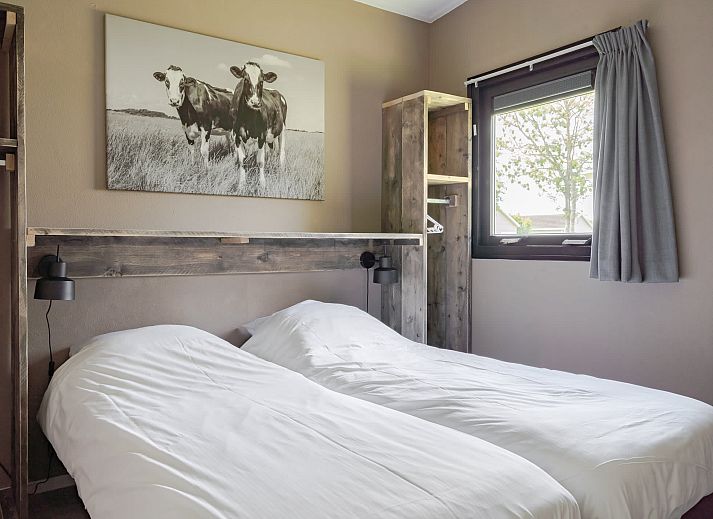 Geniet van het uitzicht op Sneekermeer vanaf het terras van Bungalow de Optimist, een vakantiehuis in Offingawier.