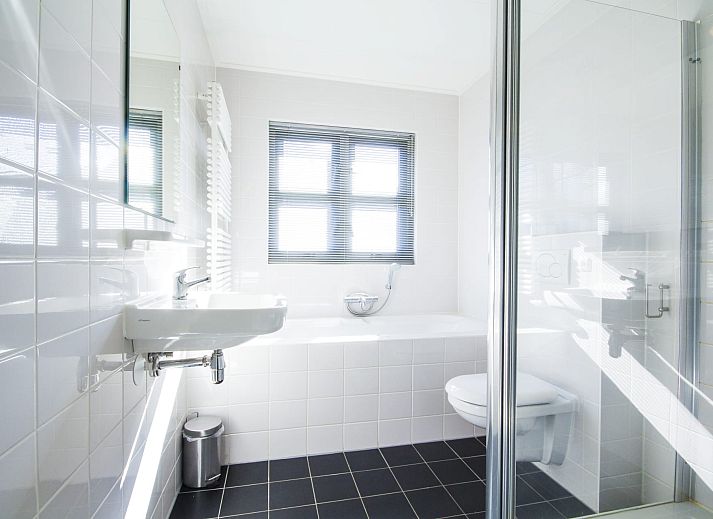 Villa de Goudplevier in Offingawier, Sneekermeer, biedt een ruim terras met uitzicht op het water, ideaal voor ontspanning in de Friese meren.