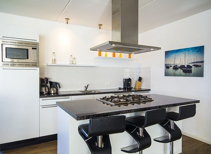 Villa de Goudplevier in Offingawier, Sneekermeer, biedt een ruim terras met uitzicht op het water, ideaal voor ontspanning in de Friese meren.