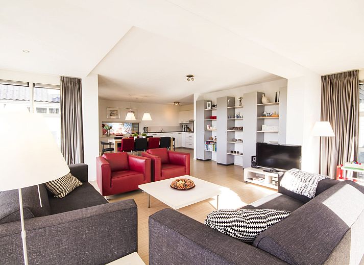 Villa de Goudplevier in Offingawier, Sneekermeer, biedt een ruim terras met uitzicht op het water, ideaal voor ontspanning in de Friese meren.