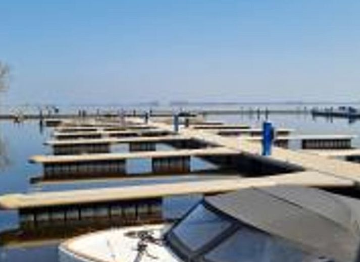 Vacation home in Offingawier overlooking Sneekermeer, beautiful vacation home on Frisian lakes.