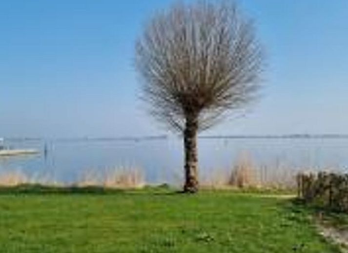 Comfortable sitting area in Holiday cottage in Offingawier, ideal for relaxation on the Sneekermeer lake.