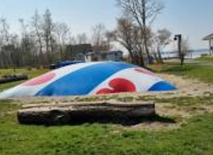 Comfortable sitting area in Holiday cottage in Offingawier, ideal for relaxation on the Sneekermeer lake.