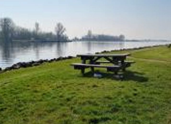 Comfortable sitting area in Holiday cottage in Offingawier, ideal for relaxation on the Sneekermeer lake.