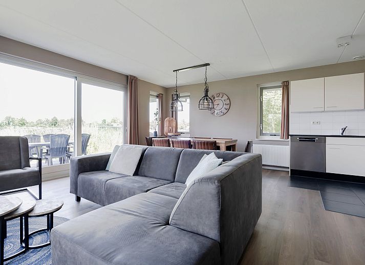 Geniet van de veranda van Vakantiewoning de Ynling in Offingawier, gelegen aan het Sneekermeer in de Friese meren.