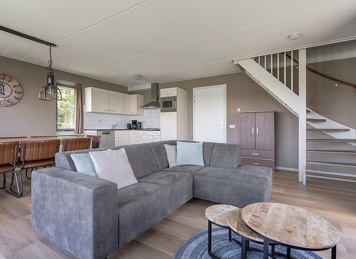 Geniet van de veranda van Vakantiewoning de Ynling in Offingawier, gelegen aan het Sneekermeer in de Friese meren.