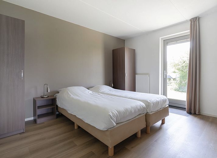 Geniet van de veranda van Vakantiewoning de Ynling in Offingawier, gelegen aan het Sneekermeer in de Friese meren.