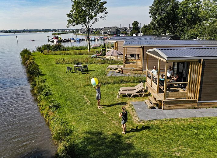 Geniessen Sie die Ruhe am Wasser im Mobil home de Klipper, einem Mobilheim in Offingawier, Sneekermeer, mit schoenem Blick auf die friesischen Seen.