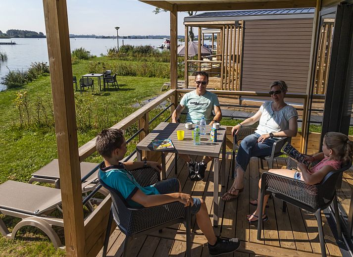 Geniessen Sie die Ruhe am Wasser im Mobil home de Klipper, einem Mobilheim in Offingawier, Sneekermeer, mit schoenem Blick auf die friesischen Seen.