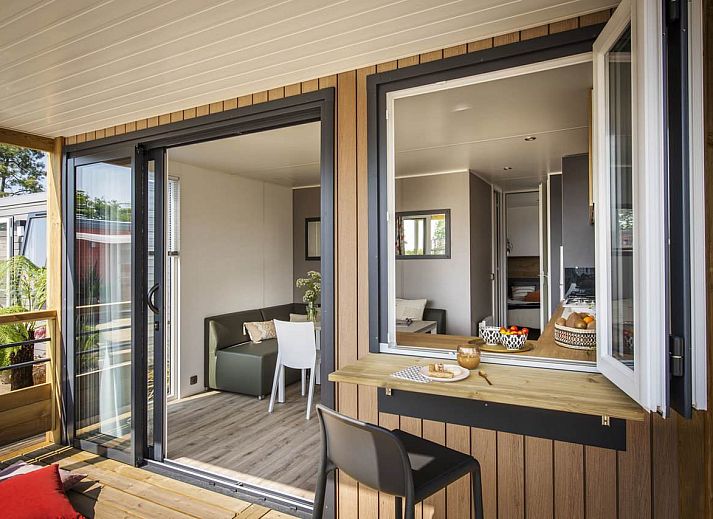 Geniessen Sie die Ruhe am Wasser im Mobil home de Klipper, einem Mobilheim in Offingawier, Sneekermeer, mit schoenem Blick auf die friesischen Seen.