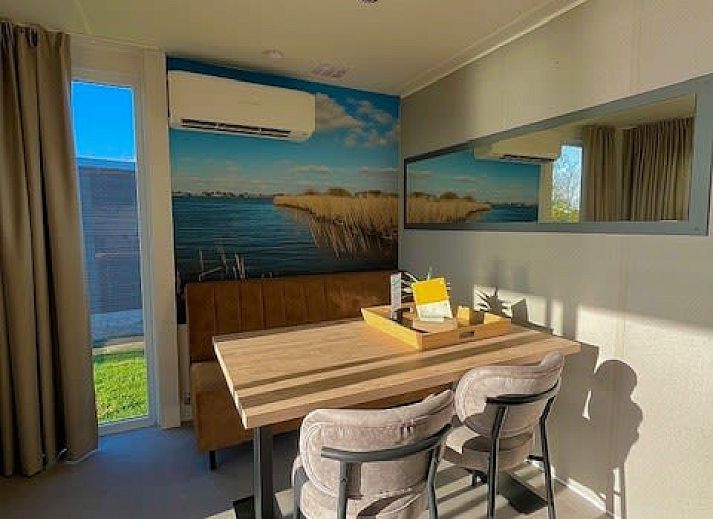 Geniessen Sie die Ruhe am Wasser im Mobil home de Klipper, einem Mobilheim in Offingawier, Sneekermeer, mit schoenem Blick auf die friesischen Seen.