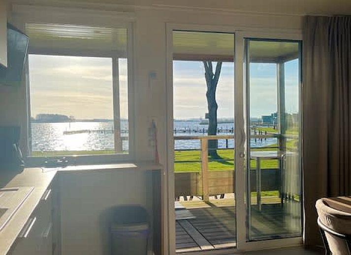 Geniessen Sie die Ruhe am Wasser im Mobil home de Klipper, einem Mobilheim in Offingawier, Sneekermeer, mit schoenem Blick auf die friesischen Seen.