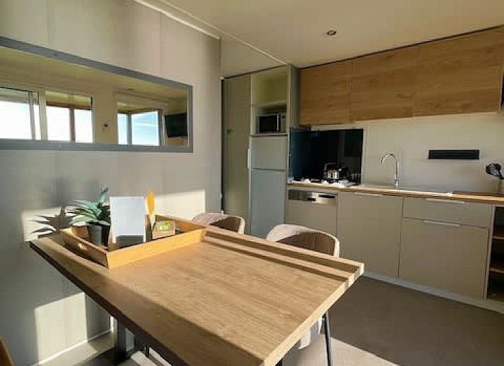 Geniessen Sie die Aussicht auf das Sneekermeer von der Veranda des Mobilheims de Klipper in Offingawier, einem gemuetlichen Mobilheim in den friesischen Seen.