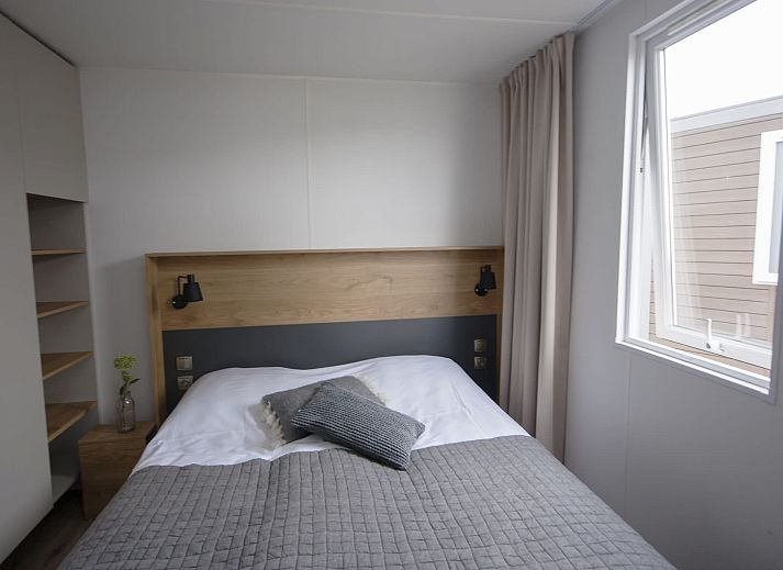 Geniessen Sie die Aussicht auf das Sneekermeer von der Veranda des Mobilheims de Klipper in Offingawier, einem gemuetlichen Mobilheim in den friesischen Seen.