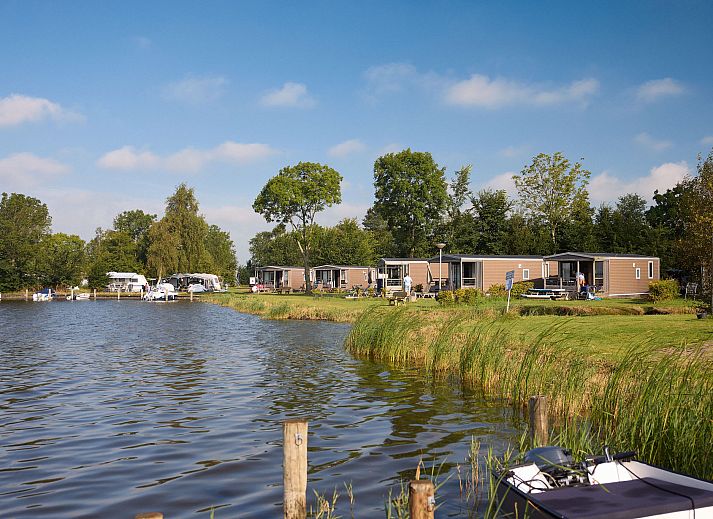Geniessen Sie die Aussicht auf das Sneekermeer von der Veranda des Mobilheims de Klipper in Offingawier, einem gemuetlichen Mobilheim in den friesischen Seen.