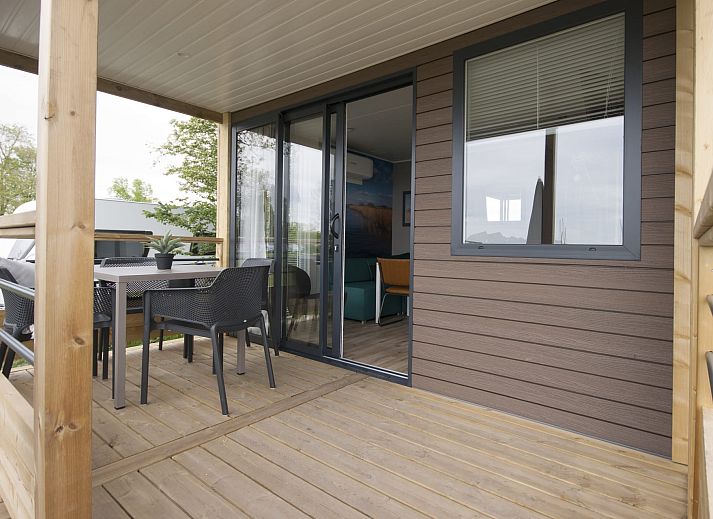 Kinder spielen mit einem Strandball vor dem Mobilheim de Klipper in Offingawier, Sneekermeer. Geniessen Sie das Mobilheim an den friesischen Seen.