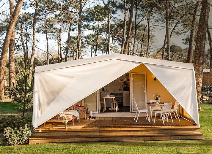 Das Zeltchalet De Kotter in Offingawier am Sneekermeer bietet ein Glamping-Erlebnis mit einer gemuetlichen Veranda, umgeben von der Natur der friesischen Seen.