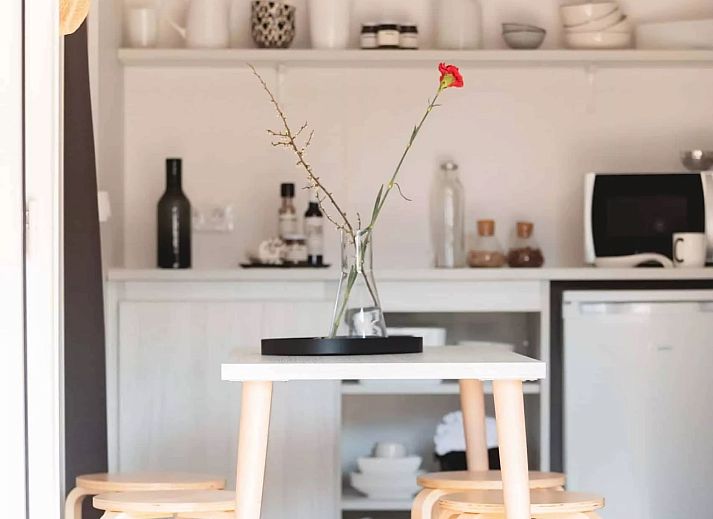 Das Zeltchalet De Kotter in Offingawier am Sneekermeer bietet ein Glamping-Erlebnis mit einer gemuetlichen Veranda, umgeben von der Natur der friesischen Seen.