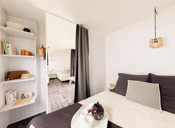 Das Zeltchalet De Kotter in Offingawier am Sneekermeer bietet ein Glamping-Erlebnis mit einer gemuetlichen Veranda, umgeben von der Natur der friesischen Seen.