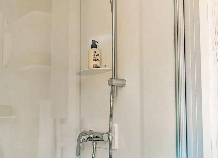 Das Zeltchalet De Kotter in Offingawier am Sneekermeer bietet ein Glamping-Erlebnis mit einer gemuetlichen Veranda, umgeben von der Natur der friesischen Seen.