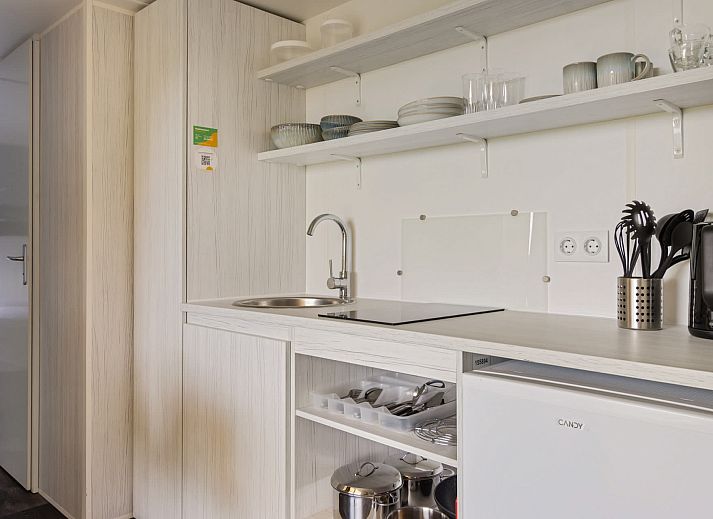 Modern kitchen in Tentchalet De Kotter, Offingawier, near Sneekermeer. Cozy glamping lodge in the Frisian lakes with stylish interior.