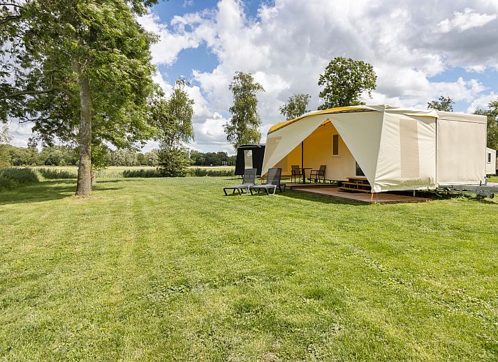 Modern kitchen in Tentchalet De Kotter, Offingawier, near Sneekermeer. Cozy glamping lodge in the Frisian lakes with stylish interior.
