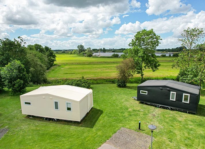 Modern bathroom in Tentchalet De Kotter, Offingawier. Perfect for a luxurious glamping experience on Lake Sneekermeer in the Frisian Lakes.