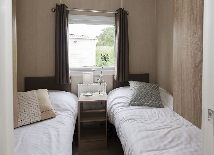 Geniet van de Mobil Home de Stern in Offingawier, Sneekermeer. Ontspan op het terras van deze comfortabele stacaravan aan de Friese meren.